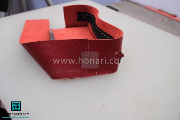 اموزش ساخت کیف لوازم آرایش چرم دوزی-مرحله 10 محل مشخص شده را سمبه بزنید.