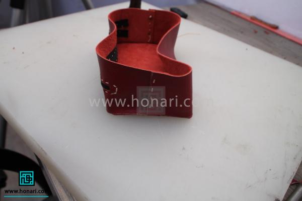 اموزش ساخت کیف لوازم آرایش چرم دوزی-مرحله 12 به این شکل