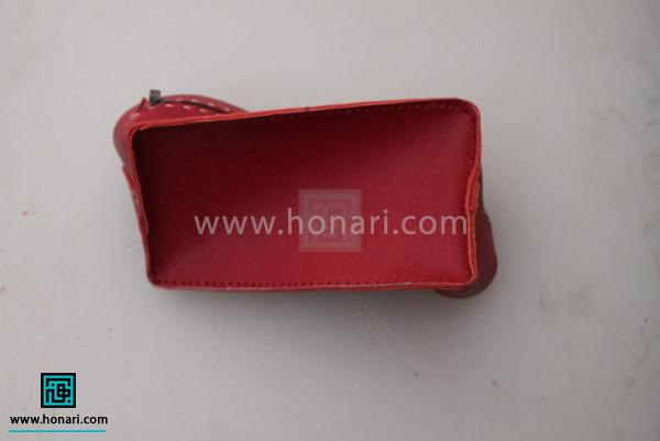 اموزش ساخت کیف لوازم آرایش چرم دوزی-مرحله 13 کار را طبق تصویر سمبه بزنید.