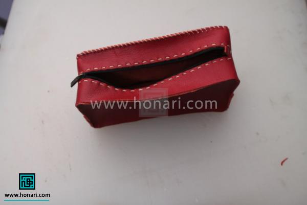 اموزش ساخت کیف لوازم آرایش چرم دوزی-مرحله 15 طرف مقابل آنرا نیز سمبه بزنید.