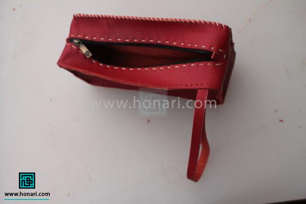 اموزش ساخت کیف لوازم آرایش چرم دوزی-مرحله 18 کار به این صورت دیده شود.