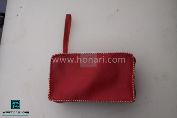 اموزش ساخت کیف لوازم آرایش چرم دوزی-مرحله 19 محل سمبه زده را دوخت بزنید.