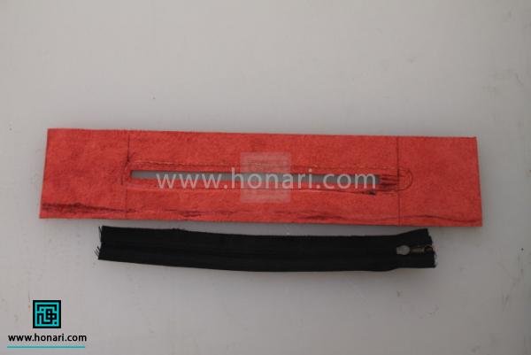 اموزش ساخت کیف لوازم آرایش چرم دوزی-مرحله 2 الگوی زیپ را جدا کرد و آن را به اندازه ی که یک سانت از هر دو طرف از شیار بزرگتر باشد برش دهید.