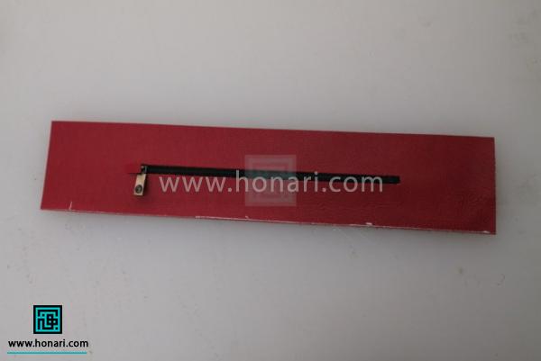 اموزش ساخت کیف لوازم آرایش چرم دوزی-مرحله 3 زیپ را چسب زده و به پشت چرم در حالی که آنرا با شیار تنظیم کرده اید بچسبانید.