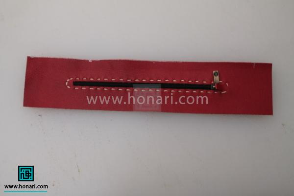 اموزش ساخت کیف لوازم آرایش چرم دوزی-مرحله 5 محل سمبه زده را دوخت بزنید.