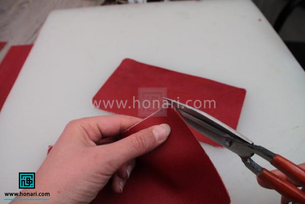 اموزش ساخت کیف لوازم آرایش چرم دوزی-مرحله 6 لبه های دو مستطیلی را که در الگو آمده هلالی کنید.