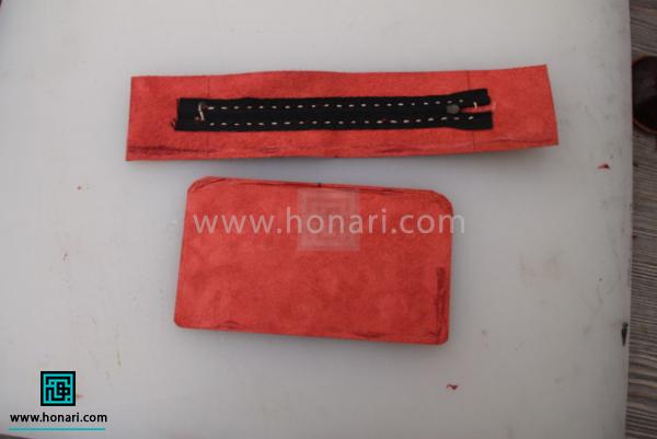 اموزش ساخت کیف لوازم آرایش چرم دوزی-مرحله 7 بالای الگوی مستطیل را چسب بزنید.