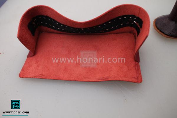 اموزش ساخت کیف لوازم آرایش چرم دوزی-مرحله 8 زیپ آماده شده را به الگو بچسبانید.