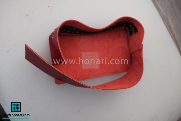 اموزش ساخت کیف لوازم آرایش چرم دوزی-مرحله 9 نوارمستطیل باریک و بلند دیگر را مطابق شکل متصل نمایید.