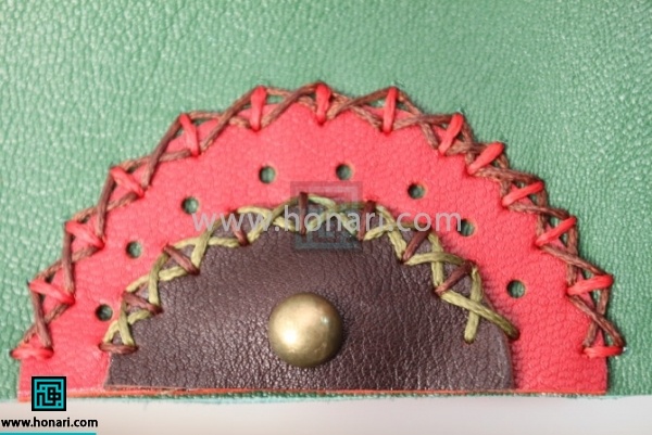 10.شروع به دوخت نیم دایره بزرگتر میکنیم.