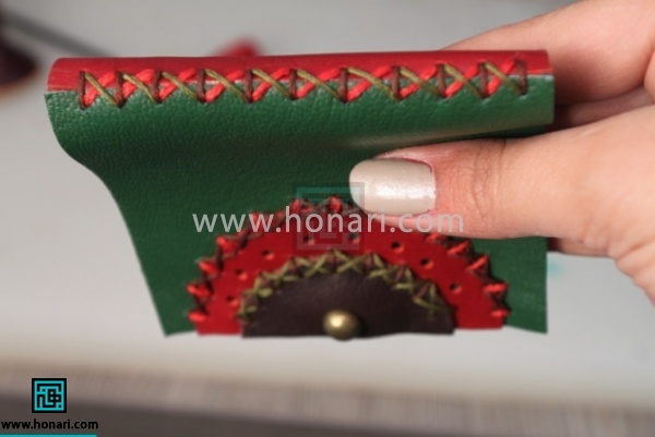 12.دو تکه را اینگوه به یکدیگر میدوزیم.