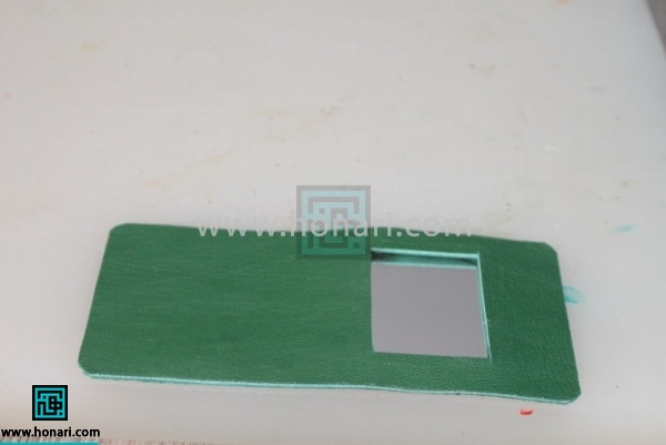 14.محل قرارگیری اینه را با کاتر میبریم.اینه را از پشت به ان متصل میکنیم.