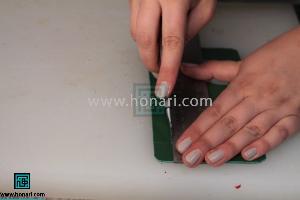 15.در مقابل اینه همان گونه که در الگو مشخص شده خط برش را با کاتر میبریم.