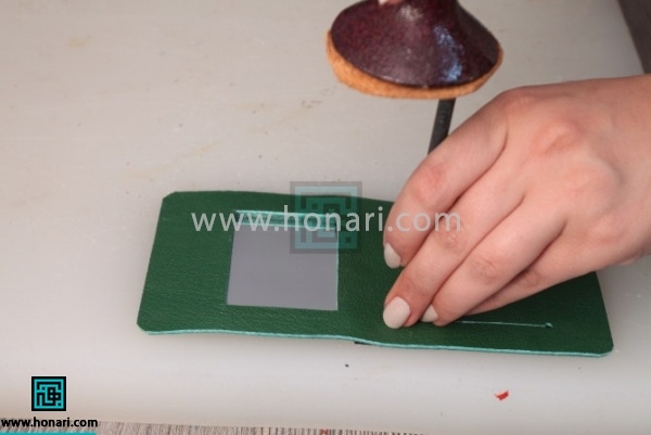 17.وسط قسمت داخلی کیف اینه را میدوزیم(این مرحله برای دوخت استر انجام میگیرد)