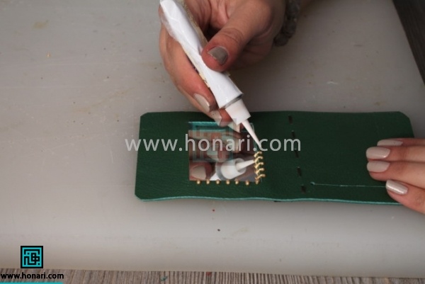 19.با استفاده از ویترای دورگیری دور اینه را تزیین میکنیم.