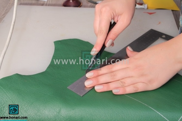 2.الگوهارا روی چرم مصنوعی کشیده و برش میدهیم. 