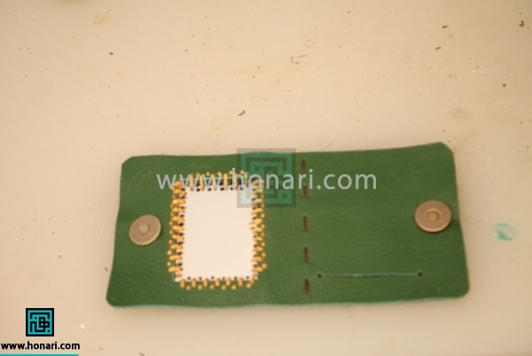 21. به قسمت داخلی کیف اینه دکمه متصل میکنیم که نحوه نصب ان در توضیحات کلی امده است.