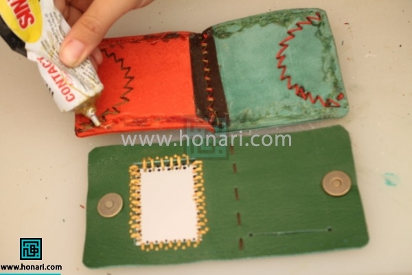 .22.قسمت زیر و روی کیف چرمی را با چسب میچسبانیم.در این مرحله دقت کنید قسمت داخلی از بیرونی کوچکتر است.در نتیجه برای چسباندن انها ابتدا و انتهای دو تکه را چسبانده و بعد بقیه قسمت ها را.همان گونه که میبینید در قسمت وسط کیف اینه حفره ای ایجاد میشود و خالی میماند که این فضای خالی اجازه ی باز و بسته شدن درب کیف اینه را به ما میدهد. 