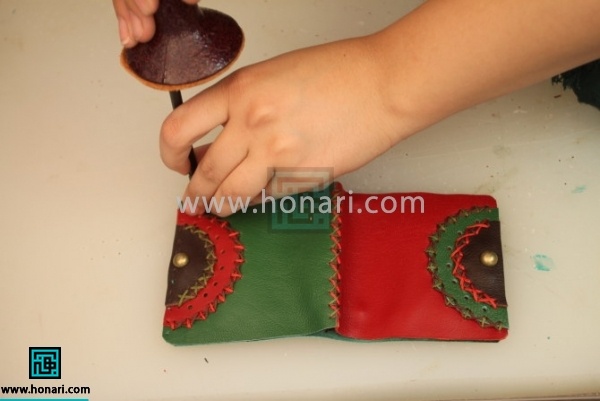 23.شروع به سمبه زدن دور کیف اینه میکنیم.