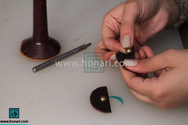 4.بر روی نیم دایره های کوچک هر گونه تزییناتی که میخواهیم نصب میکنیم.