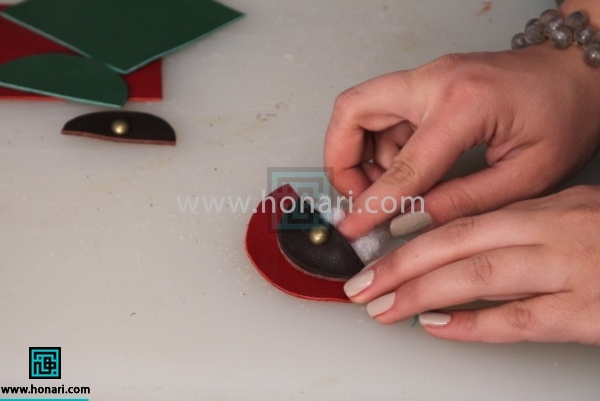 5.نیم دایره کوچک را بر نیم دایره بزرگ تر چسبانده و برای ایجاد برجستگی از پشم شیشه استفاده میکنیم.