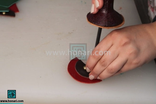 6.شروع به سمبه زدن نیم دایره کوچک و دوخت به نیم دایره بزرگتر میکنیم.