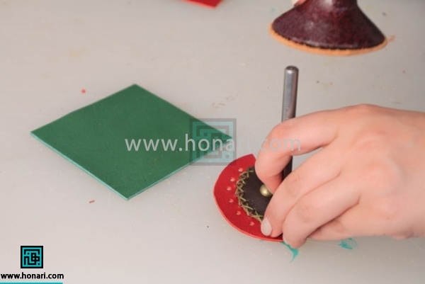 7.بر روی نیم دایره بزرگتر هرگونه تزییناتی که نیاز داریم انجام میدهیم.