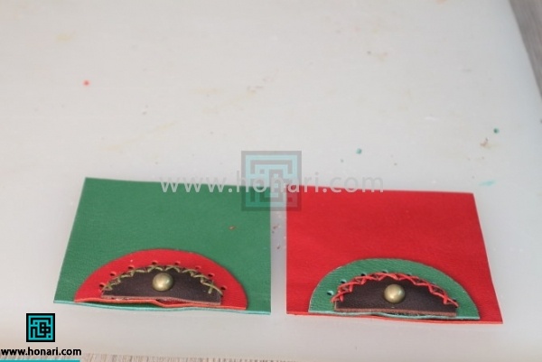 8.نیم دایره ها را بر روی بیس اصلی میچسبانیم.