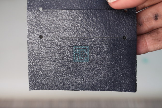 11.برای جلوگیری از پارگی و ایجاد زیبایی ابتدا و انتهای خطوط برش داده شده را با سمبه سوراخ میکنیم.