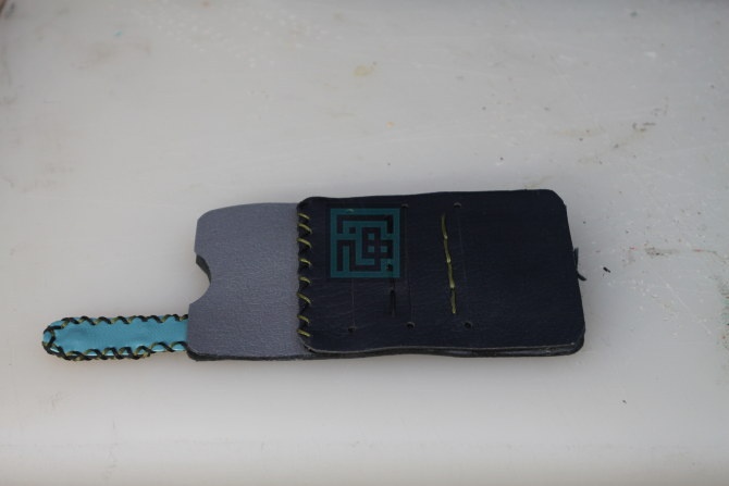 17.اجزای کیف چرمی را به یکدیگر میچسبانیم. 