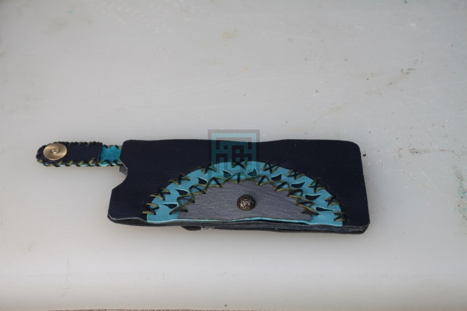 18.شروع به سمبه زدن دور کیف موبایل میکنیم.