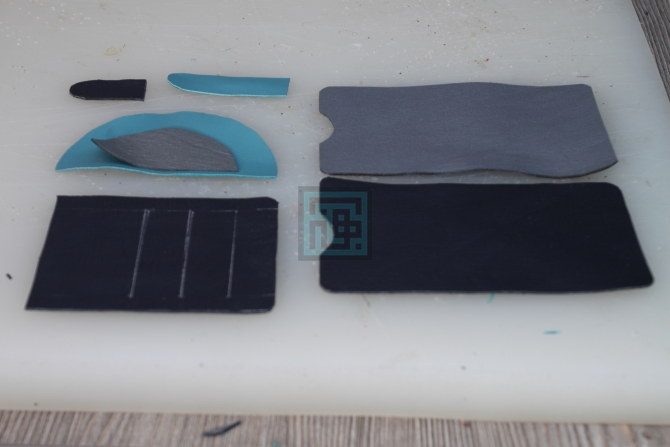 2. الگوهارا کشیده و برش میدهیم . چرم های بریده شده به صورت فوق در خواهد امد. (الگوی این طرح بر اساس ابعاد گوشی ایفون طراحی شده در صورت تمایل به ساخت کیف موبایل برای سایر گوشی ها توجه داشته باشید که طول کیف موبایل شما برابر با بطول گوشی مورد نظر1.5سانتی متر برای دسترسی اسان و جای دوخت+ارتفاع گوشی میباشد و ارتفاع کیف موبایل شما برابر با ارتفاع گوشی+1 سانتی متر میباشد)