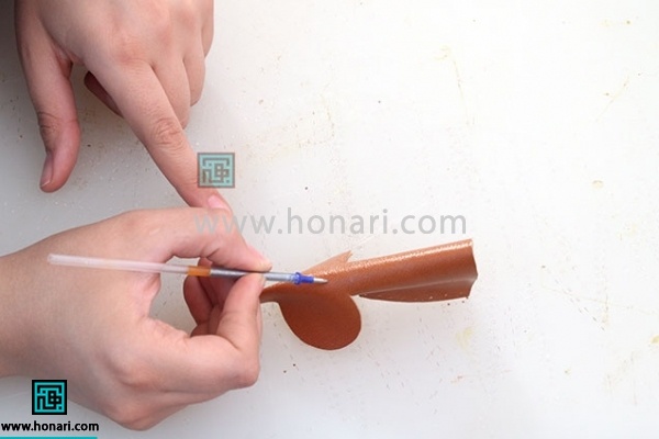 12.محل سوراخ برای سرکلیدی را با خودکار مشخص میکنیم.