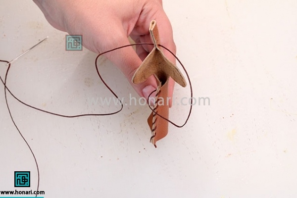 اموزش سرکلیدی چرمی فیل-مرحله 16 16.برای دوخت دماغ فیل به شکل زیر عمل میکنیم.