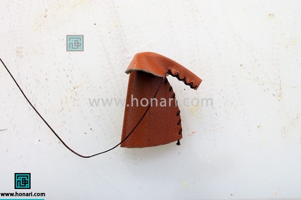 18.بعد از دوختن یک دور کار با همان نخ شروع به دوباره دوزی میکنیم.