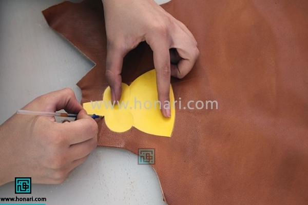 2.الگو را با خودکار نقره ای روی چرم پیاده میکنیم