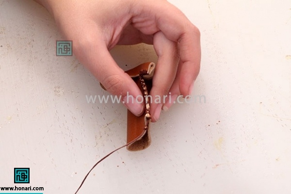 20.انتهای نخ باید در داخل فیل قرار گیرد تا گره اخر ان مشخص نشود.