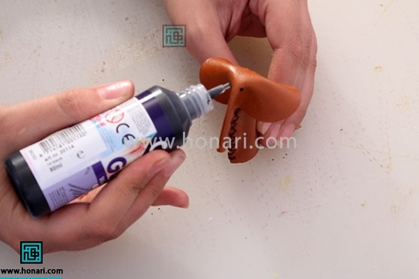 اموزش سرکلیدی چرمی فیل-مرحله 22 22.محل چشم فیل را با ویترای میکشیم.