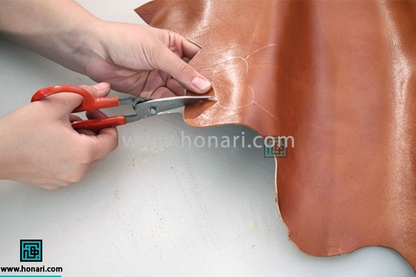 4.با قیچی یا کاتر شروع به چیدن الگو از چرم میکنیم.