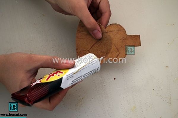 5.بدن فیل را چسب میزنیم.