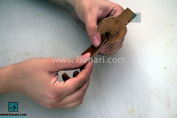 اموزش سرکلیدی چرمی فیل-مرحله 6 6.به صورت نمایش داده شده به هم میچسبانیم.