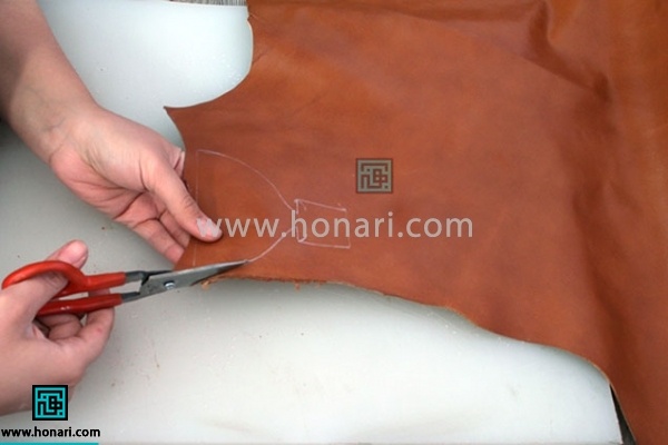 3.با قیچی یا کاتر شروع به چیدن الگو از چرم میکنیم.