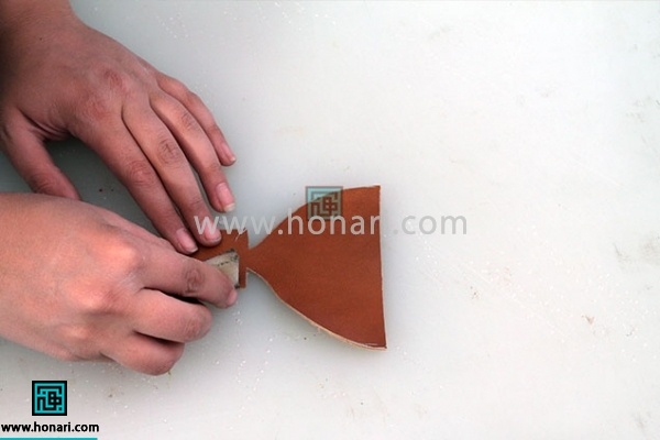 4. با کرپ آن را تمیز میکنیم.