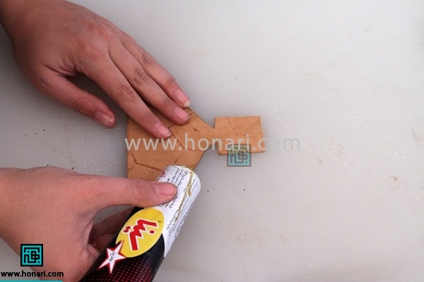 5.سپس شروع به چسب زدن کار میکنیم.