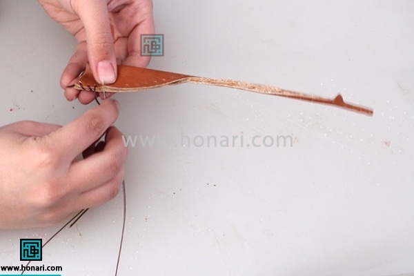 اموزش ساخت سرکلیدی چرمی زرافه-مرحله 8 8.طرح مورد نظر را مانند شکل زیر با دوخت ضربدری چرم دوزی میدوزیم.