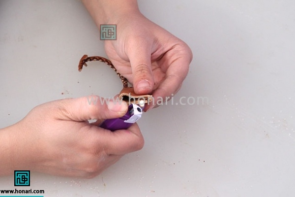 اموزش ساخت سرکلیدی چرمی زرافه-مرحله 9 9.انتهای نخ را با فندک میسوزانیم.