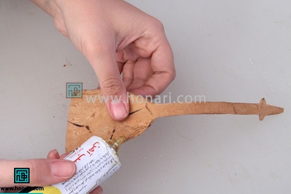 5.سپس شروع به چسب زدن کارمیکنیم.