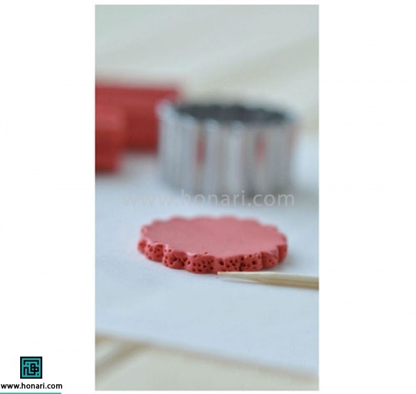 حال با استفاده از خلال دندان سوراخ های کوچکی دور تا دور ایجاد میکنیم