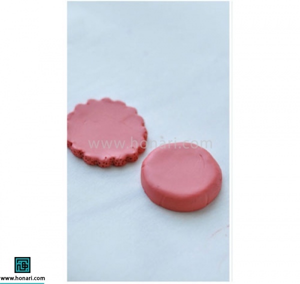 در این مرحله دو برابر مرحله قبل از خمیر جدا میکنیم و آن را به صورت دایره در می آوریم ، سپس با استفاده از وردنه آن را کمی مسطح میکنیم تا به شکل زیر در آید.