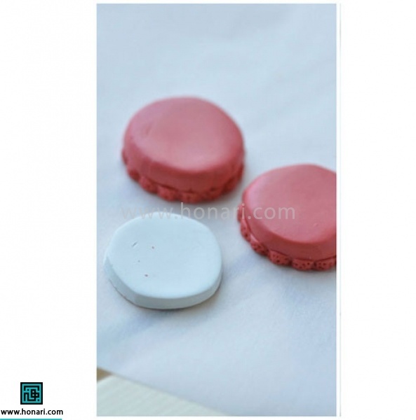 مراحل قبل را مجددا تکرار میکنیم. سپس از خمیر سفید دایره متوسطی جدا کرده و آنرا با استفاده از وردنه صاف میکنیم ، دقت کنید که قطر آن خیلی کم نشود و قطر دایره سفید رنگ از دایره های قبلی بزرگتر نباشد